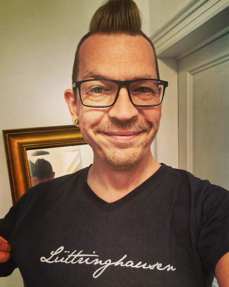 Sascha von Gerishem in einem Lüttringhausen-T-Shirt.