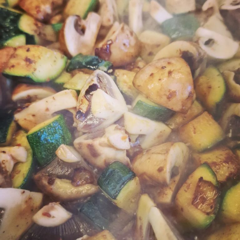 Vegan: Schupfnudeln mit Zucchini und Champignons in Rahmsauce mit kurz angebratenen Cherry-Tomaten.