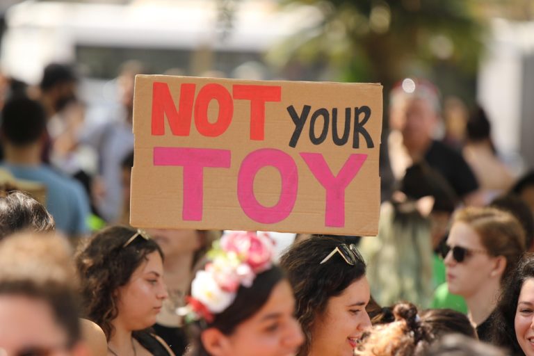 Not your toy. Nicht dein Spielzeug.